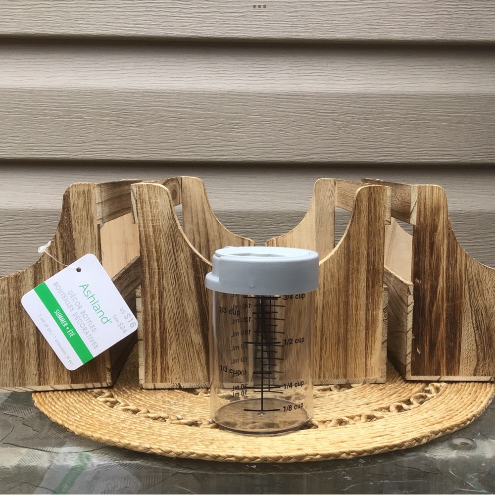 (4) Wooden Spice Holders NWT + Pampered Chef Measuring Cup